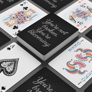 Cartas de Baralho Inspiradas pela Fé - Você Não Está Quebrado, Você Está se Tornando | Baralho Premium com Estojo de Acrílico | Presente Cristão