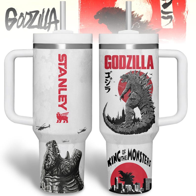 K&ouml;nnte beinhalten: Wei&szlig;er Stanley-Reisebecher mit Godzilla-Motiv. Der Becher zeigt das Wort "GODZILLA" in Rot, japanischen Text und eine Godzilla-Grafik. Der Becher hat auch das Wort "STANLEY" in Rot und eine Godzilla-Grafik auf der anderen Seite.