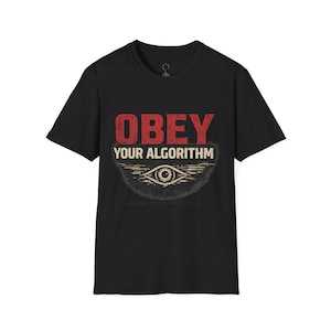 Może przedstawiać: Czarny t-shirt z napisem "OBEY YOUR ALGORITHM" w kolorze czerwonym i białym, nad wzorem oka. Koszulka ma okrągły dekolt i krótkie rękawy. Projekt ma postarzany wygląd.