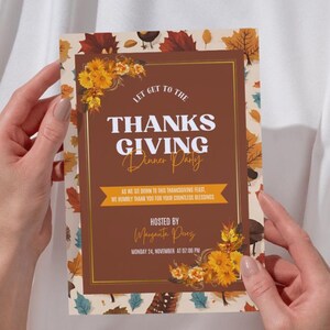 Peut inclure: Invitation pour un dîner de Thanksgiving avec un fond marron et des accents floraux. L'invitation comprend le texte "Thanksgiving Dinner Party" et est hébergée par Margarita Perez. La date et l'heure sont également incluses.