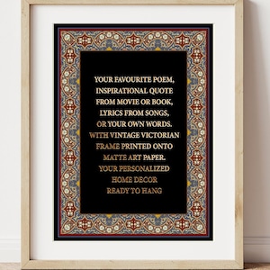 Op de afbeelding: Een ingelijste print op mat kunstpapier met een zwart midden en gouden tekst: YOUR FAVOURITE POEM, INSPIRATIONAL QUOTE FROM MOVIE OR BOOK, LYRICS FROM SONGS, OR YOUR OWN WORDS, WITH VINTAGE VICTORIAN FRAME PRINTED ONTO MATTE ART PAPER.