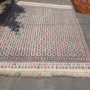 Stary, 25-letni, ręcznie tkany dywan z wełny barwionej korzeniami Konya Kilim | 167 x 216 cm (5,5 x 7,1 stopy) Autentyczny dywan anatolijski Dodaj koloru do swojego domu