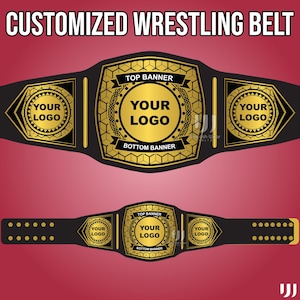 Op de afbeelding: Twee aangepaste worstelriemen worden getoond tegen een rode achtergrond. De riemen zijn zwart met gouden accenten en de tekst "CUSTOMIZED WRESTLING BELT". Elke riem heeft een centraal gebied voor een logo en zijpanelen met cirkelvormige logo-ruimtes.