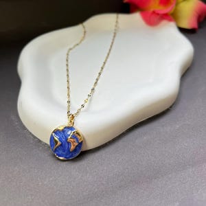 Collier carte du monde - Pendentif terre bleu et doré, collier globe, cadeau délicat pour elle, bijoux planète, collier du monde fait main