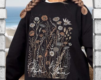 Wildflower Meadow Sweatshirt, Botanical Floral Crewneck, Cottagecore Flower Jumper, Oversized Nature Lover Gift, Boho Botanical Sweater