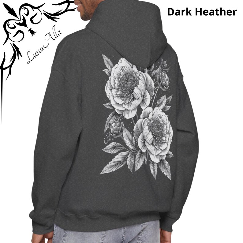 K&ouml;nnte beinhalten: Dunkelgrauer Kapuzenpullover mit gro&szlig;em Blumendesign auf dem R&uuml;cken. Das Design ist eine detaillierte Schwarz-Wei&szlig;-Illustration von Pfingstrosen und Bl&auml;ttern. Der Hoodie hat auch den Text "Dark Heather".