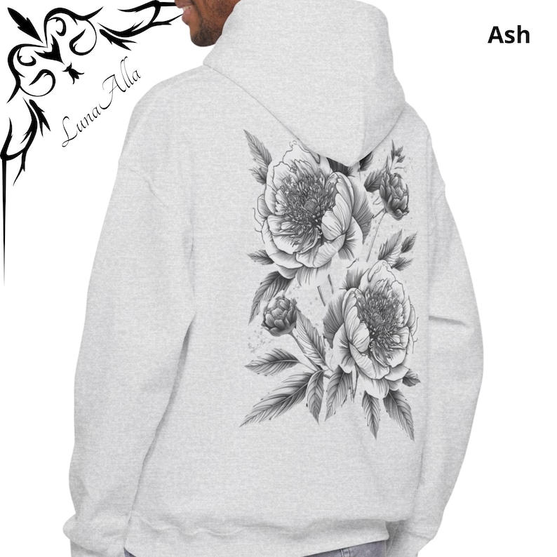 K&ouml;nnte beinhalten: Hellgrauer Kapuzenpullover mit floralem Design auf dem R&uuml;cken. Das Design zeigt detaillierte Pfingstrosenbl&uuml;ten und Bl&auml;tter in Schwarz und Wei&szlig;. Das Wort "Ash" ist oben rechts auf dem Kapuzenpullover aufgedruckt.