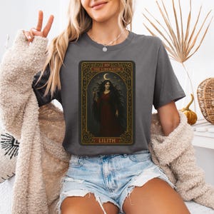 Camiseta de Tarot Witchcore, camiseta ocultista femenina oscura, ropa de bruja, camiseta gráfica de astrología Lilith, regalo para ella, regalo para amantes místicos