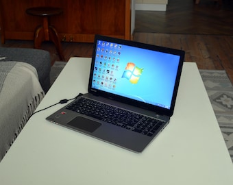 Portátil clásico TOSHIBA SATELLITE M50D-A-10D con Windows 7 y juegos retro.