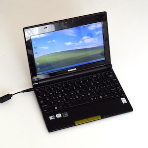 Vintage Netbook Laptop Toshiba NB500-111 Windows XP SP3 Retro Computer