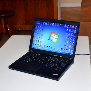 vintage laptop LENOVO THINKPAD R400 with Windows 7 and retro games