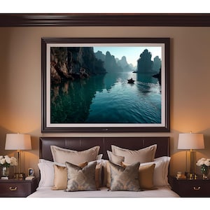 Arte mural 8K de la bahía de Ha Long, Vietnam: un barco apacible en aguas color esmeralda con montañas kársticas. Impresión escénica de alta resolución para viajes y decoración zen.