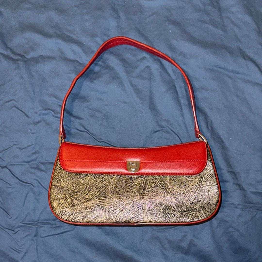 Elegant Red and Gold Women display picture 2