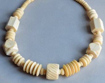 Colar de arte escultural - Colar de contas esculpidas vintage - Colar de contas artesanais feito à mão - Colar de declaração marrom branco - Colar Boho