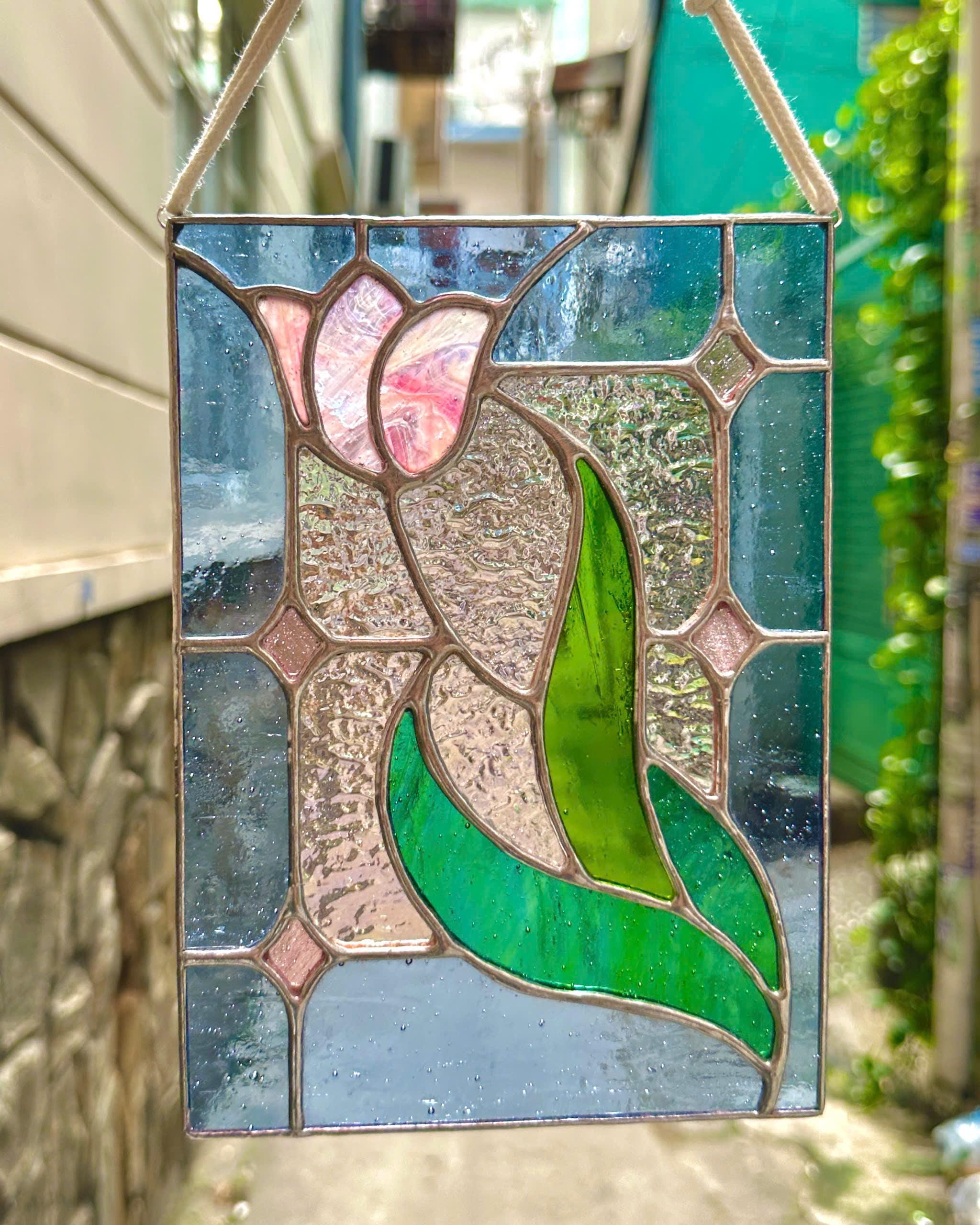 チューリップのステンドグラスパネル、チューリップの花のサン