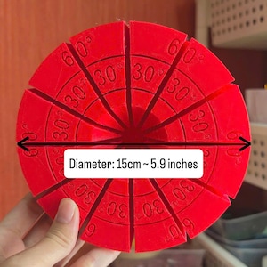 Peut inclure: Un outil circulaire rouge, d'un diamètre de 15 cm. Il est divisé en segments, chacun marqué de chiffres. Le texte "Diameter: 15cm ~ 5.9 inches" est affiché sur l'image.