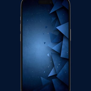 Op de afbeelding: Een smartphone met een donkerblauw scherm met een geometrisch patroon van overlappende driehoeken en verspreide lichtpuntjes. Het apparaat heeft een slank frame met zichtbare zijknoppen tegen een effen donkerblauwe achtergrond.