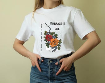 Camiseta gráfica estilo tatuagem – Embrace It All, Snake & Flowers