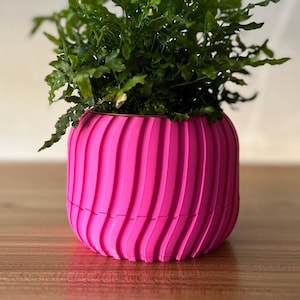 Susie: Maceta moderna con diseño acanalado en espiral para interior y exterior con drenaje integrado. Un regalo sostenible y ecológico.