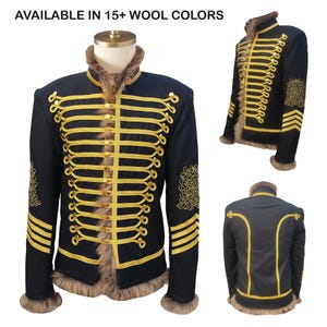 Puede incluir: Chaqueta de lana negra con bordados dorados y ribete de piel sintética. La chaqueta presenta detalles dorados ornamentados en el pecho y las mangas, con un cuello alto y botones decorativos. El texto "AVAILABLE IN 15+ WOOL COLORS" está arriba.