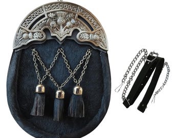 Può includere: Un sporran nero con un cantle in metallo argentato con un motivo a cardo. Lo sporran ha tre nappe nere appese a catene d'argento. È inclusa anche una cintura in pelle nera con cinghie a catena d'argento.
