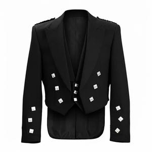 以下が含まれることがあります： 黒色のフォーマルジャケットとマッチングベスト。ジャケットは銀色の正方形のボタンと装飾的な肩のアクセントが特徴です。仕立ての良いフィット感とクラシックなデザインは、特別な機会に適したフォーマルウェアを示唆しています。