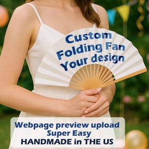 Może przedstawiać: Biały wachlarz składany z drewnianą rączką. Na wachlarzu widnieje niebieski napis "Custom Folding Fan Your design". Na dole obrazu widnieje napis "Webpage preview upload Super Easy HANDMADE in THE US".