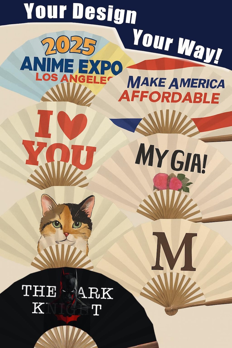 Może przedstawiać: Kolekcja dekoracyjnych wachlarzy papierowych z r&oacute;żnymi wzorami i tekstami. Niekt&oacute;re wachlarze zawierają teksty takie jak "2025 ANIME EXPO LOS ANGELES", "I ❤️ YOU" i "MAKE AMERICA AFFORDABLE". Inne wachlarze przedstawiają twarz kota, słowa "MY GIA!", literę "M" i "THE ARK KNIGHT".