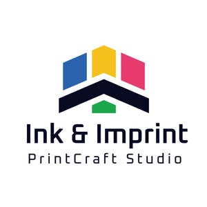 Może przedstawiać: Logo dla Ink & Imprint PrintCraft Studio. Logo przedstawia geometryczny wzór z niebieskimi, żółtymi i różowymi kształtami nad zielonym kształtem. Nazwa firmy jest pogrubiona, w ciemnoniebieskiej czcionce, z napisem "PrintCraft Studio" poniżej.