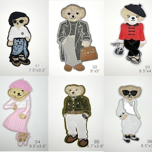 Puede incluir: Seis parches bordados de osos con diversos atuendos. 01: 19,05 cm x 8,13 cm oso con boina y falda. 02: 22,86 cm x 12,7 cm oso con abrigo y pantalones. 03: 21,59 cm x 11,68 cm oso con chaqueta roja. 04: 24,13 cm x 9,14 cm oso con falda rosa. 05: 22,1 cm x 9,65 cm oso con chaqueta verde. 06: 21,59 cm x 9,65 cm oso con chaleco blanco.