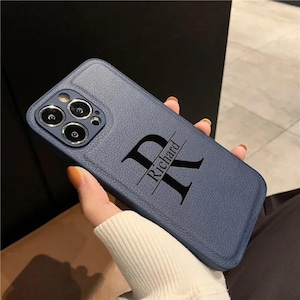 Personalisierte iPhone Hülle - Personalisierte Initialen Lederhülle mit großer Buchstabe Lasergravur für iPhone 16 15 14 13 12 11 Pro Max Plus
