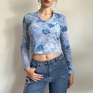 Puede incluir: Un letrero de madera rústica con la frase "Welcome to our home" en letras blancas. El letrero presenta un acabado envejecido y un diseño sencillo y acogedor, perfecto para la decoración de la entrada.