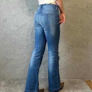 Jean bleu semi-évasé vintage taille mi-haute – Denim années 2000 délavé An2K
