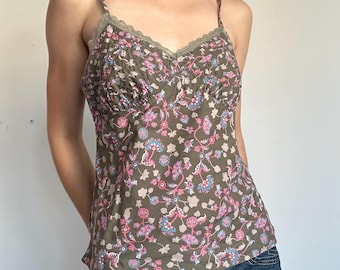 Débardeur fleuri Y2K en coton olive avec bordure en dentelle et bretelles spaghetti