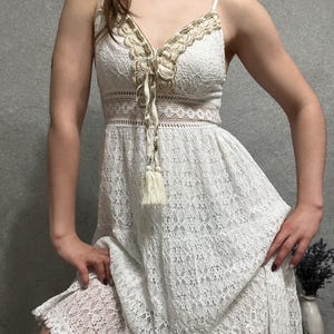 Boho Maxikleid aus weißer Spitze mit goldener Häkelborte – Größe S-M