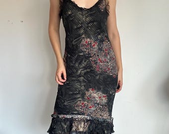 Dunkles Blumenkleid mit Rüschensaum im Feen-Grunge-Stil