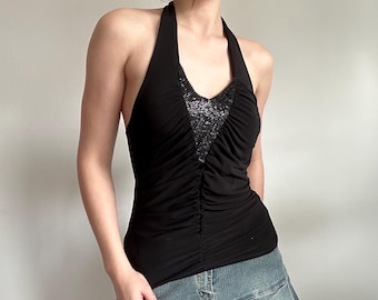 Top halter fruncido con detalle de lentejuelas negras – Estilo de discoteca para salir de noche (años 2000)
