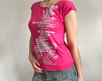 Y2K Pink Top Graphic Print Fitted Tee – 2000s Casual Baby Tee