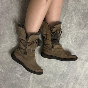Braune Wildleder Winterstiefel mit Kunstpelz und Pom Poms