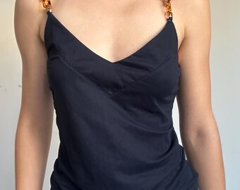 Schwarzes Camisole mit Kettenriemen im Y2K-Stil, minimalistisch-glamourös