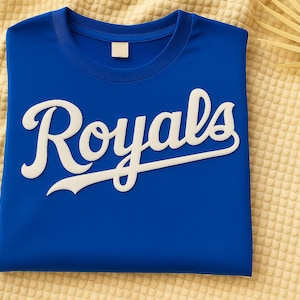 Camiseta con nombre de equipo estampado abullonado, camiseta de mascota personalizada, camiseta con letras abullonadas metálicas, camiseta abullonada personalizada para equipo deportivo, camiseta con logotipo en relieve para grupo