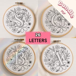 Può includere: Quattro telai da ricamo con disegni floreali e le lettere S, G, B e A. Ogni lettera è circondata da una ghirlanda floreale. Il testo "26 LETTERS" è in un rettangolo rosa. L'angolo in alto a destra ha il testo "Bundle PDF".