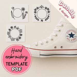 Puede incluir: Una zapatilla alta blanca con una raya roja y azul está junto a tres plantillas cuadradas con diseños florales. Las plantillas tienen un espacio circular para bordar. Un círculo rosa con el texto "Hand embroidery TEMPLATE PDF" está en primer plano.