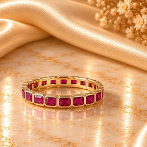 Anello nuziale con rubino rosa taglio smeraldo incastonato a castone in oro giallo 14 carati, delicato regalo di anniversario per lei, gioiello da sposa impilabile, anello eternity completo