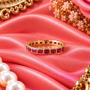 Smaragdgeslepen, in een zetting geplaatste roze robijn, trouwring van 14 karaats geelgoud, een verfijnd jubileumcadeau voor haar, stapelbare bruidssieraden, een complete eeuwigheidsring.