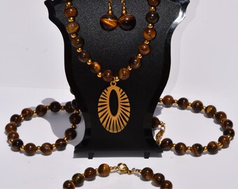 CONJUNTO de collar, pulsera (18 cms. o a medida por encargo) y pendientes de OJO de TIGRE y acero inoxidable doraro - "Luz de Gaia"