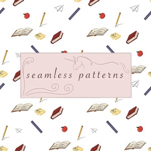 Könnte beinhalten: Ein weißer Hintergrund mit einem sich wiederholenden Muster von Schulmaterialien. Das Muster umfasst offene und geschlossene Bücher, Bleistifte, Lineale, Äpfel, Papierflieger und Haftnotizen. Ein rosa Rechteck in der Mitte zeigt "seamless patterns" mit einer Einhorn-Illustration.