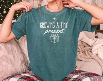 Christmas Pregnancy Shirt, Matching Couple Baby Reveal, Growing a Tiny Present, Holiday Baby Announcement Tees, Mom Dad To Be Comfort Colors