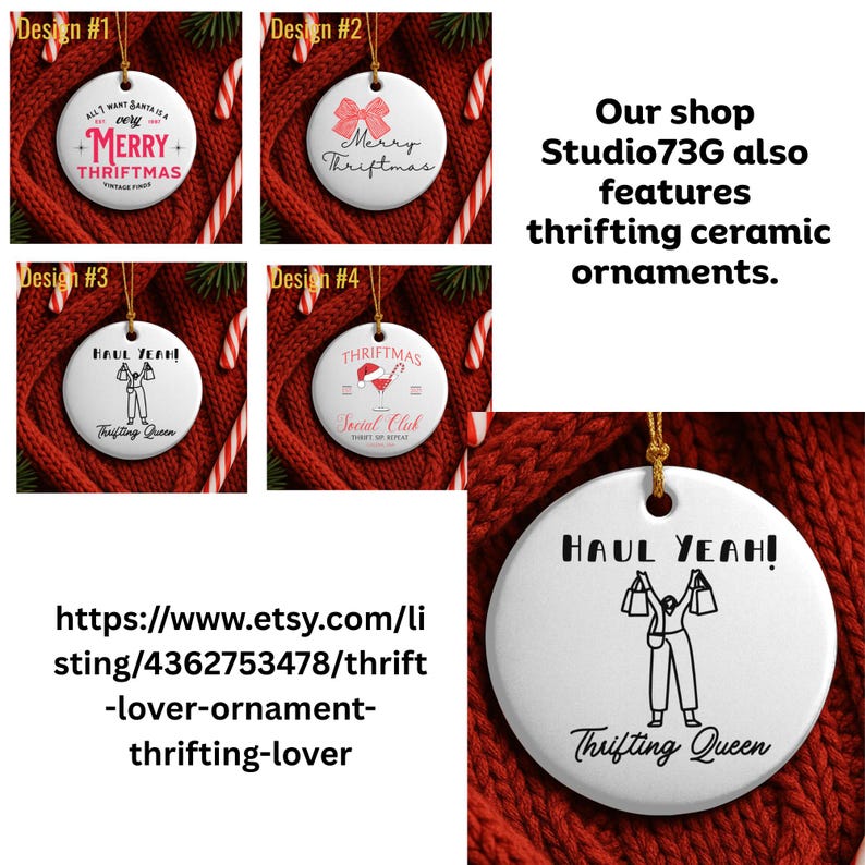 K&ouml;nnte beinhalten: Wei&szlig;e Keramik-Weihnachtsornamente mit goldenem Faden, mit verschiedenen Designs und Texten wie "Merry Thriftmas" und "Haul Yeah!". Die Ornamente werden auf einem roten Strickhintergrund mit Zuckerstangen pr&auml;sentiert.
