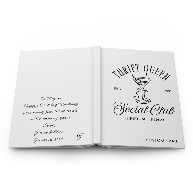 K&ouml;nnte beinhalten: Offenes wei&szlig;es Notizbuch mit dem Text "THRIFT QUEEN Social Club" und einem Martini-Glas-Logo. Die linke Seite enth&auml;lt eine handschriftliche Geburtstagsbotschaft. Das Notizbuch ist ge&ouml;ffnet und zeigt die Innenseiten.